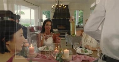 Gelin, düğün resepsiyonunda gülüyor. Annesi şarap dolduruyor ve damat da şişeyi açıyor. Kutlama, neşe, zarafet, sofistike, şenlik, konukseverlik, duygusal