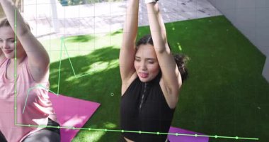 İki arkadaş paspaslar üzerinde poz veriyor. Bakışlarını ring ışığına çeviriyor. Sağlık, dostluk, açık hava, dinginlik, fitness, farkındalık, doğal