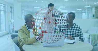 Dizüstü bilgisayarda hareket eden bir adam ikili küreyi ateşliyor, ofis kadınının teknolojiyle ilgili notlar aldığını gösteriyor. İşbirliği, takım çalışması, toplantı, dijital, yenilik, modern, çalışma alanı