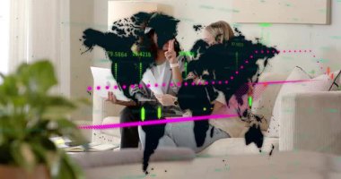 Harita ortaya çıkan, sayfaları değiştiren ve finansmanı ön plana çıkaran iş arkadaşları. İşbirliği, finans, veri analizi, modern, gayri resmi, takım çalışması, teknoloji