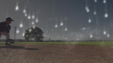 Genç beyzbolcu dünyalıların top yakalamasına tepki veriyor, oyuncunun üzerinden kayarak 1 'e atıyor. Atlet, saha, eldiven, kurma, serbest bırakma, saha içi, toprak