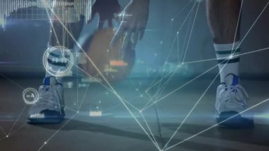 Futbolcu, spor eğitimi için HUD izlemesini kamerayla çekerken bacaklarının arasına top sürmeye başladığını gösteriyor. Basketbol, mahkeme, atlet, hareket, holografik, üstüste bindirme, fütürist