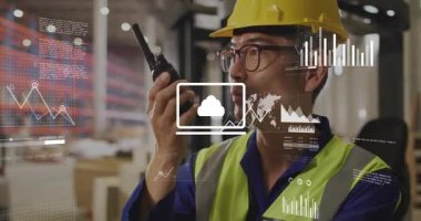 Depo lideri telsiz yükseltiyor, operasyonları koordine ederken HUD bulut grafikleri büyüyor, başlarının etrafında çekiliyor. Endüstriyel, güvenlik, başlık, yelek, göz kalemi, iletişim, analiz