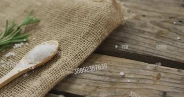 Sayısal kodlar sağa doğru kayıyor kameralar zumluyor tuz kaşığı ve biberiyeye odaklanıyor. Kaba, aşçı, doğal, dijital, dokulu, organik, minimalist