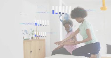 Terapist, hastanın kolunu uzatmasını istiyor. Terapide omuz germe hareketlerine rehberlik ediyor. Rehabilitasyon, yaşlılık sağlığı, fizyoterapi, nazik hareket, destek, iyileşme, sağlık