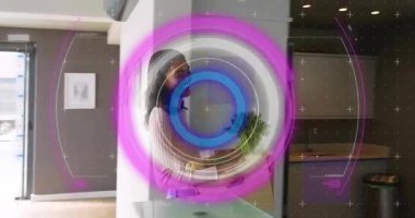 Arkadaşlarımız marketi tezgahın üzerine yerleştirirken aynı zamanda üretimi açıp akıllı telefon kullanıyorlar. Botanik, yaşam tarzı, minimalist, iç mekan, sağlık, işbirliği, doğal