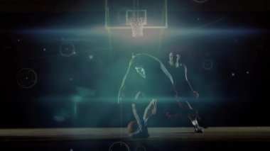 Çapraz atakta sporcu yer açıyor ve sayı yapmak için potaya gidiyor, oyunculara ateş püskürüyor. Basketbol, saha, spor, top sürme, defans, atlama, atletizm