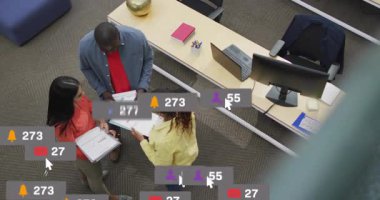 Üç kişilik ekip, pazarlama, tarama ve masanın üstünde düzenlenmiş notif rozetlere neden olan belgeleri inceliyor. Trio, collaboration, overhead, office, papers, cilders, overlays