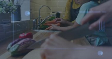 Musluğun altında havuç toplamak, yemek pişirmek için animasyon köpükleriyle temizlik yapan kıza rehberlik etmek. Aile, yemek pişirme, mutfak, eğitim, taze ürün, beslenme, mutluluk