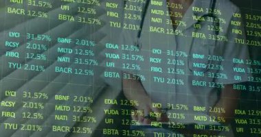 Kadın doktor panjurlara dokunuyor, steteskopu gösteriyor, veri akışı devam ederken başını çeviriyor. Klinik, klinisyen, işçi, pencere, gün ışığı, Venedik, üst üste