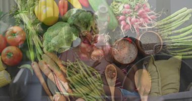 Anne ve kızı salata paylaşıyor. Çapraz solan sebze örtüsü tohum tatma sağlığını arttırıyor. Aile, beslenme, sağlık, organik, evcil, doğal, sağlıklı.