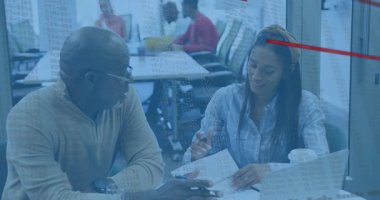 Danışman sayfaları işaret ediyor ve danışman iş değerlendirmesi sırasında not alıyor, kırmızı sayısal örtüşmelere neden oluyor. İşbirliği, takım çalışması, toplantı, ofis, veri, analiz, diyalog