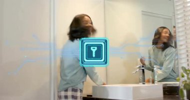 Lavaboda saçını tarayan bir kadın pembe kazakla içeri giriyor. Moda seçimi için kot gömlek giyiyor. Güzellik, dostluk, bakım, evcil, günlük, yaşam tarzı, renk paleti