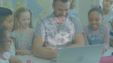 Öğretmen bilgisayarı çalıştırıyor, ders için ekranın üstünde 3 boyutlu beyin hologramını çalıştırıyor, öğrenciler eğiliyor. Eğitmen, sınıf, tablet, takım çalışması, edtech, interaktif, Discovery