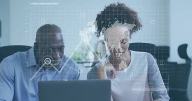 Kadın dizüstü bilgisayarı tıklatıyor ve HUD haritasına başlıyor, erkek eğiliyor, artan eğilimleri iş için analiz ediyor. Bilgisayar, ekran, meslektaşlar, işbirliği, takım çalışması, gösterge paneli, görselleştirme