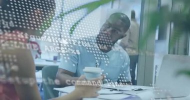 Adam yukarı bakıyor, el kol hareketi yapıyor, teknik görev yapıyor, harita kodları yüzler arasında gidip geliyor, cama yerleşiyor. İşbirliği, iş arkadaşları, tartışma, harita, kod, birlikte çalışma, ofis