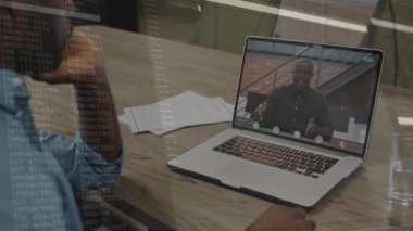 Masa başı teknisyeni arıyor, hoparlör işareti yapıyor. Kod örtüşmesine neden oluyor. İnceleme için dizüstü bilgisayarda kayıyor. Uzaktan, konferans, işbirliği, ofis, kurul odası, odak, kağıtlar