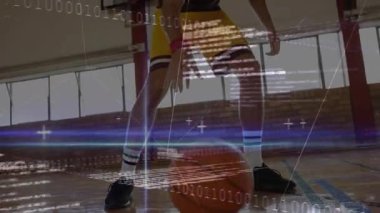 Erkek oyuncu düşük top sürmeye, kaymaya ve düşmeye başlıyor. Spor için takip topunu üst üste koyuyor. Basketbol, ayak oyunları, spor salonu, ahşap, yansımalar, atletizm, hareket