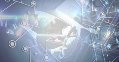 Adam sürücüsü, sistemi çalıştırmak için elleri ayarlamak, ön camı dolduran düğümler otomatik teknolojiyi etkinleştiriyor. Yönetici, profesyonel, araba, iç mekan, torpido, dokunmatik ekran, iç mekan