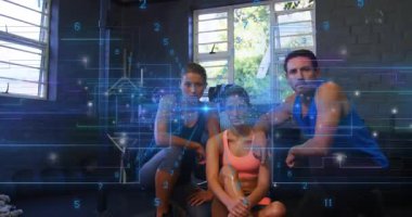 Spor salonunda oturan üç antrenör, kare boyunca HUD süpürerek parlayan fitness bandı oluşturuyorlar. Yoldaşlık, takım çalışması, işbirliği, odaklanma, motivasyon, arkadaşlık, gün ışığı