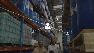 Lojistik, tableti tıkırdatırken, envanter için rafları birbirine bağlamaya başlarken işaret ediyor. Depo, stok, raf, paletler, davullar, aygıt, dijital