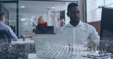 Erkek analist yazarken, analitiği kontrol ettikten sonra telefonu alırken, veri yüzerken konuşurken. Laptop, işbirliği, minimalist, iş, ofis, cam bölme, açılış planı