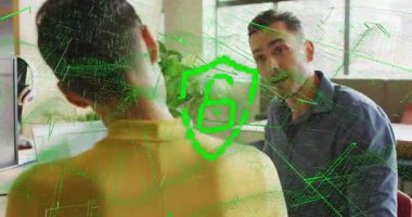 Doğru iş arkadaşı öne eğiliyor ve asma kilidi etkinleştiren telefonu gösteriyor. HUD takım güvenliği üzerinde dengeleniyor. Meslektaşlar, işbirliği, çalışma istasyonu, monitör, gün ışığı, ofis, aygıt