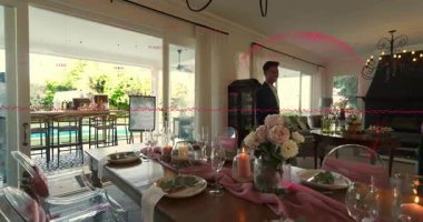 Arkadaşlar sürgülü kapılardan girerler, konukseverlik için sandalye simgeleriyle rehberlik ederler. Sosyal toplanma, kutlama, zarafet, çağdaş, boş zaman, arkadaşlık, açık hava.