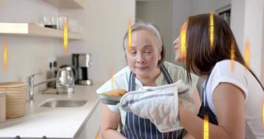 Ergen kız içeri giriyor ve annesinin aromalı çörekleri içine çekmesi için eldiven tepsisine rehberlik ediyor. Aile, aşçılık, ev, sıcaklık, gelenek, bakım, rahatlık.