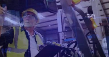 Forklift sürücüsü dijital çizelgeleri görüyor, işaret ediyor, pano yazıyor ve paneli lojistik için kullanıyor. Depo, endüstriyel, güvenli, arttırılmış, üst üste, analiz, verimlilik
