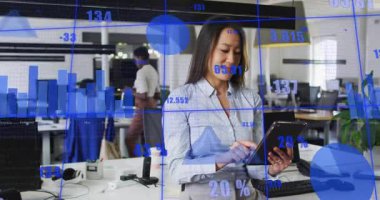 Masa başı tıkırtısı ve kaydırma tabletindeki kadın, mavi çizelgeler teknik incelemeyi destekleyen kayıtlara tepki veriyor. Profesyonel, ofis, iş arkadaşı, analitik, veri, arayüz, dokunmatik ekran