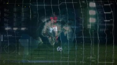 Erkek futbolcu koşuya başlıyor, yaklaştı ve gol atarak topa vuruyor. Gece, stadyum, neon, dinamik, kılavuz, telemetri, hud