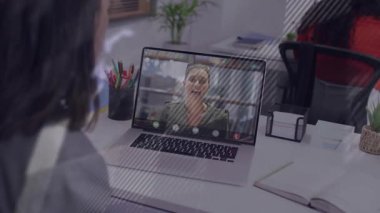 Uzaktan kumandalı meslektaşı konuşurken bir kadın dizüstü bilgisayarı izliyor ve çapraz harita oluşturarak işe yardım ediyor. Ofis, işbirliği, toplantı, ekran, takım çalışması, çalışma alanı, minimalist