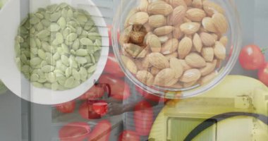 Yetişkin bir adam kırmızı bardak kaldırıyor ve yudumluyor. Temiz ve sağlıklı yiyeceklerin örtülmesine neden oluyor. Mutfağı ortaya çıkarıyor. Sağlık, beslenme, yaşam tarzı, farkındalık, evcil, sıcak, canlı