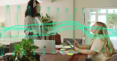 Yeşil dalga formu altında sürgülü kağıt ve tıklama tableti içeren meslektaşlar rafine notlar sunar. İşbirliği, takım çalışması, iletişim, yenilik, çalışma alanı, dijital, yaratıcı