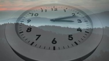 Çerçevede saat yönünde dönen eller, parlayan katmanlı çıkıntılar, geçen zamanı gösteriyor. Sis, siluet, gündoğumu, dağlar, orman, kaplama, hareket