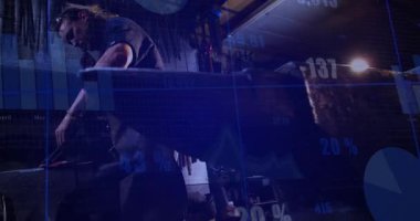 Demirhanedeki Smith metali hazırlıyor, hareket ettiriyor, çekiç kaldırıyor ve onu kaplayan çizelgelerle şekillendiriyor. Örs, demircilik, atölye, maşa, deri, gözlük, veri bankası.