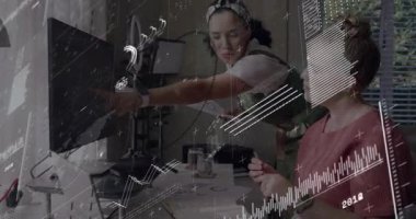 Çalışanlar iş için notları kaydırırken monitördeki hareketli tabloya giren ve işaret eden akran. İşbirliği, takım çalışması, veri analizi, iş toplantısı, modern ofis, dijital teknoloji