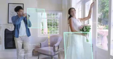 Fotoğrafçı fotoğraf makinesi kaldırıyor ve gelini düğün fotoğrafçılığı için Fransız kapılarında buketle çerçeveliyor. Stüdyo, düğün, portre, zarafet, romantizm, açık hava, samimiyet