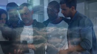 Önde gelen tıkırtı tablet rehberlik ekibi iş verilerini inceliyor, bulutlar grubun üzerinde sürükleniyor. İşbirliği, konferans, yüksek teknoloji, ofis, cam, jest, odaklanma