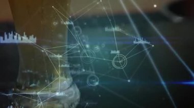 Kehribar camları üzerinde titreşim ölçer ve düğümler oluşturarak görüntü kayboluyor. Tumbler, bar, içecek, neon, ışıltı, fütüristik, arayüz