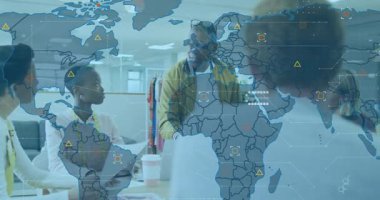 Masaya yaklaşan adam dizüstü bilgisayarı çalıştırıyor ve HUD dizayn ekibini harekete geçiriyor. İşbirliği, beyin fırtınası, stüdyo, çalışma alanı, moda, canlı, üst üste bindirme