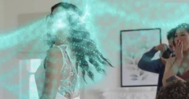 Fotoğrafçı kamera kaldırıyor. Dönen deniz mavisi ekliyor. Düğün ekibi onları Reveal 'e ayarlıyor. Kutlama, zarafet, sanatçılık, romantizm, moda, mutluluk, tarz