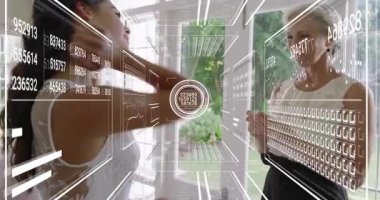 Kızı annesine mücevher kutusu veriyor, annesi de düğün modası için kızına kolye takıyor. Aile, kuşak, zarafet, bağlılık, kutlama, samimiyet, sofistike