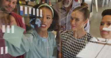 İş kadınının cama postit koyması dünya ve veri çubuklarının uzlaşma sağlamasına neden oluyor. İşbirliği, beyin fırtınası, fikir, ofis, beyaz tahta, birlikte çalışma, modern