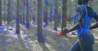 Statik çam ormanı kadın koşucuya dönüşüyor telefon ve takip cihazıyla sağlık verileri için koşuyor. Doğa, zindelik, açık hava, canlılık, aktivite, sağlık, çevre