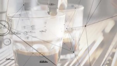 Çekim başlıyor, HUD süpürüyor, kremayı bardaklara dolduruyor, el ayarlama kalite için. Espresso, iskele filtresi, makine, barista, çıkarma, kapama, makro