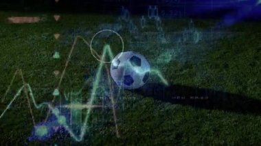 Erkek oyuncu kayıyor, spor analitiği için oyuncunun etrafını süpüren veriler eşleşirken topa temas ediyor. Futbol, çim, ışıklandırma, gece, grafikler, grafikler, görseller