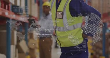 Tablet kullanılarak ikinci olarak depo raflarında kurşun denetim olarak görülen ve yönlendirilen noktalı harita. Stok, envanter, işbirliği, endüstriyel, lojistik, raflama, aygıt