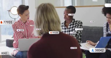 Damalı konuşmadan sonra belgeleri sıralayan çizgili biri, takım yerine rozetli pazarlamaya öncülük ediyor. İşbirliği, ofis, dinlenme odası, toplantı, laptop, tablet, gün ışığı